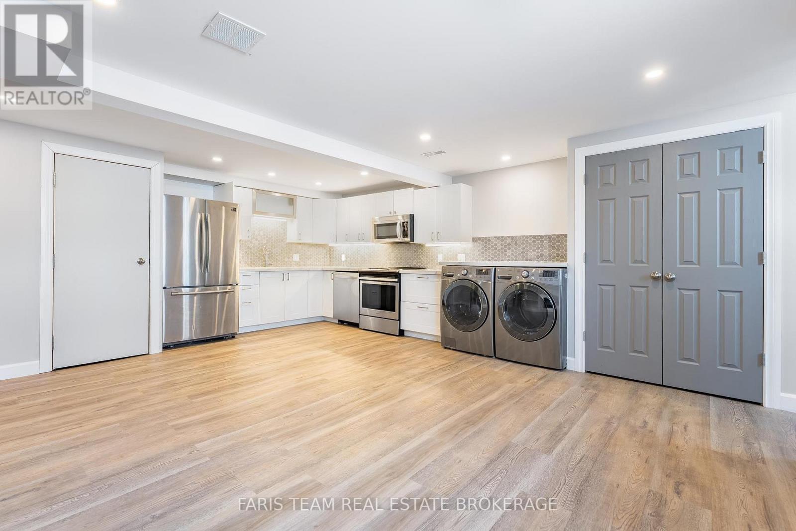 33 Frank Street, Wasaga Beach, Ontario  L9Z 1P9 - Photo 18 - S12832922