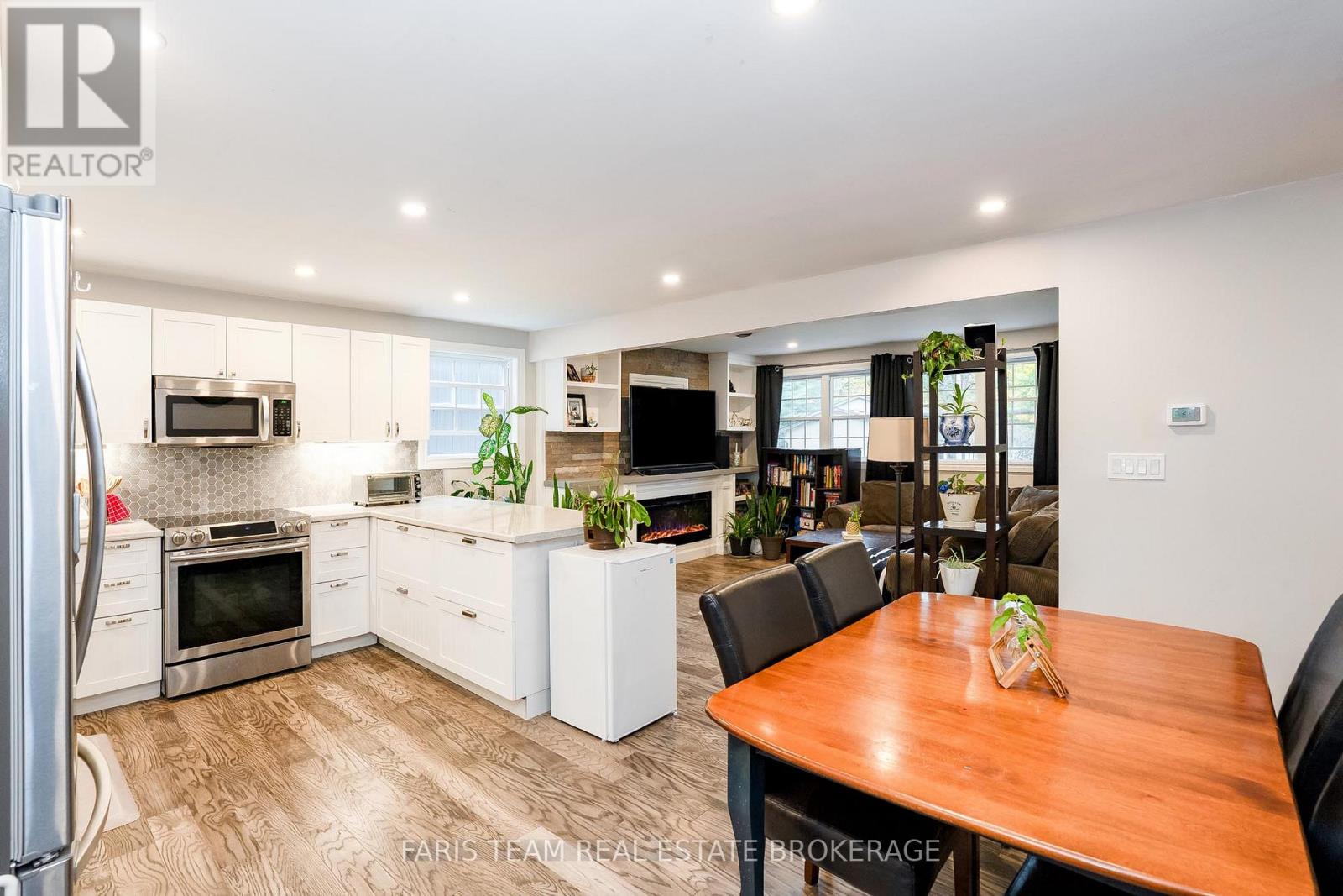 33 Frank Street, Wasaga Beach, Ontario  L9Z 1P9 - Photo 5 - S12832922