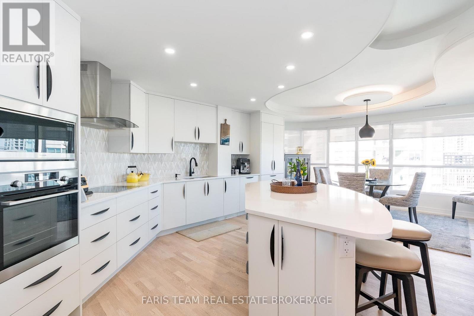 1409 - 2 Toronto Street, Barrie (City Centre), Ontario  L4N 9R2 - Photo 4 - S12833116