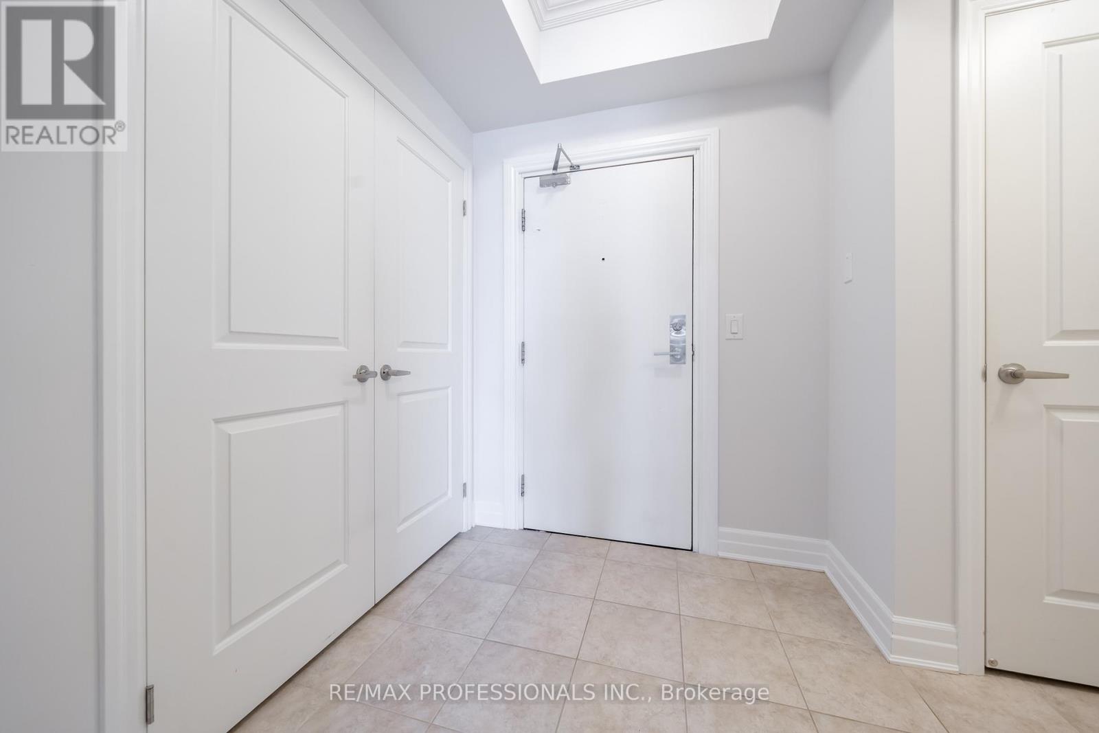 228 - 2300 Upper Middle Road, Oakville, Ontario  L6M 0T4 - Photo 2 - W12832888