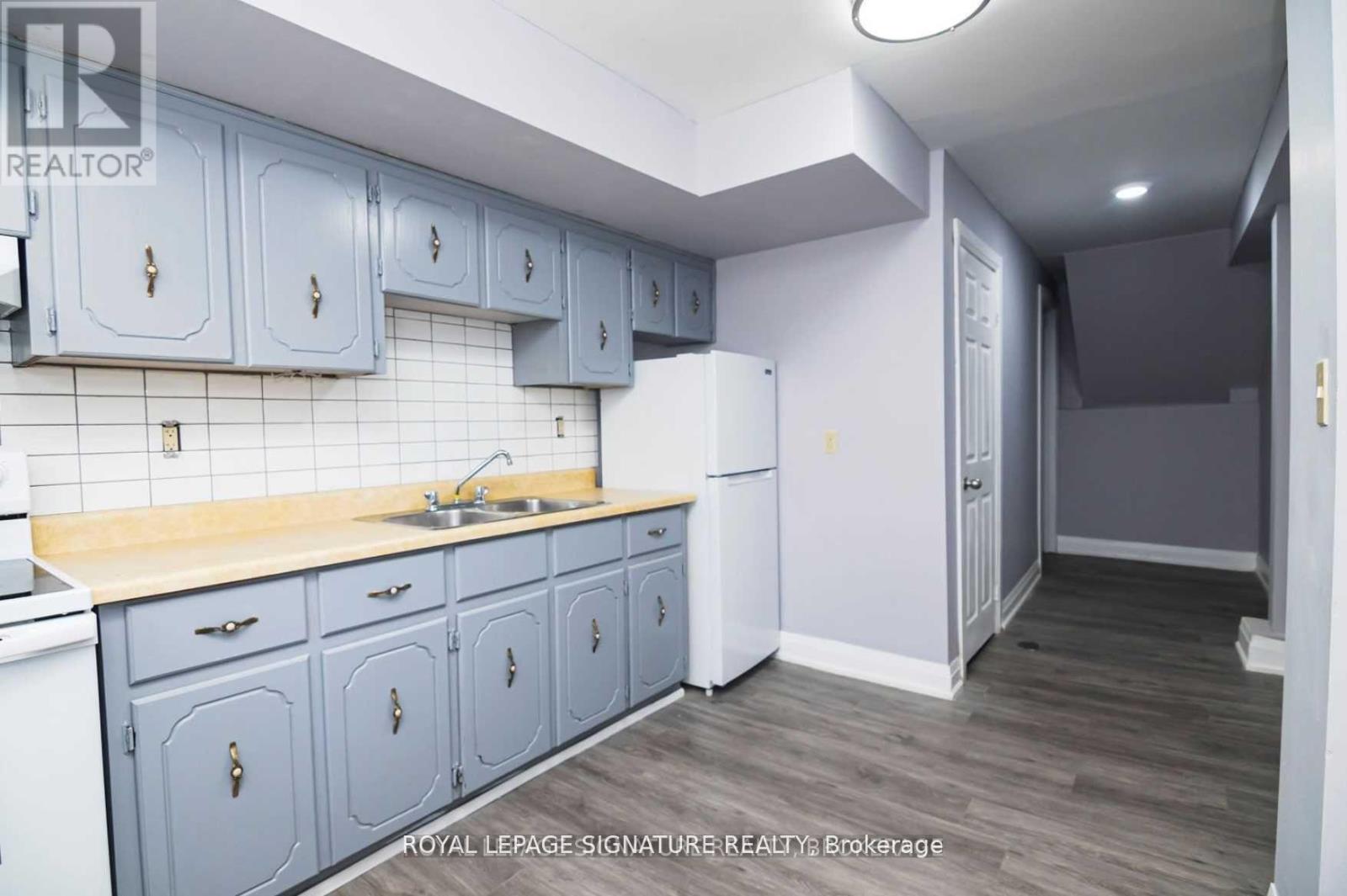 827 Stainton Drive, Mississauga, Ontario  L5C 1G2 - Photo 10 - W12833054