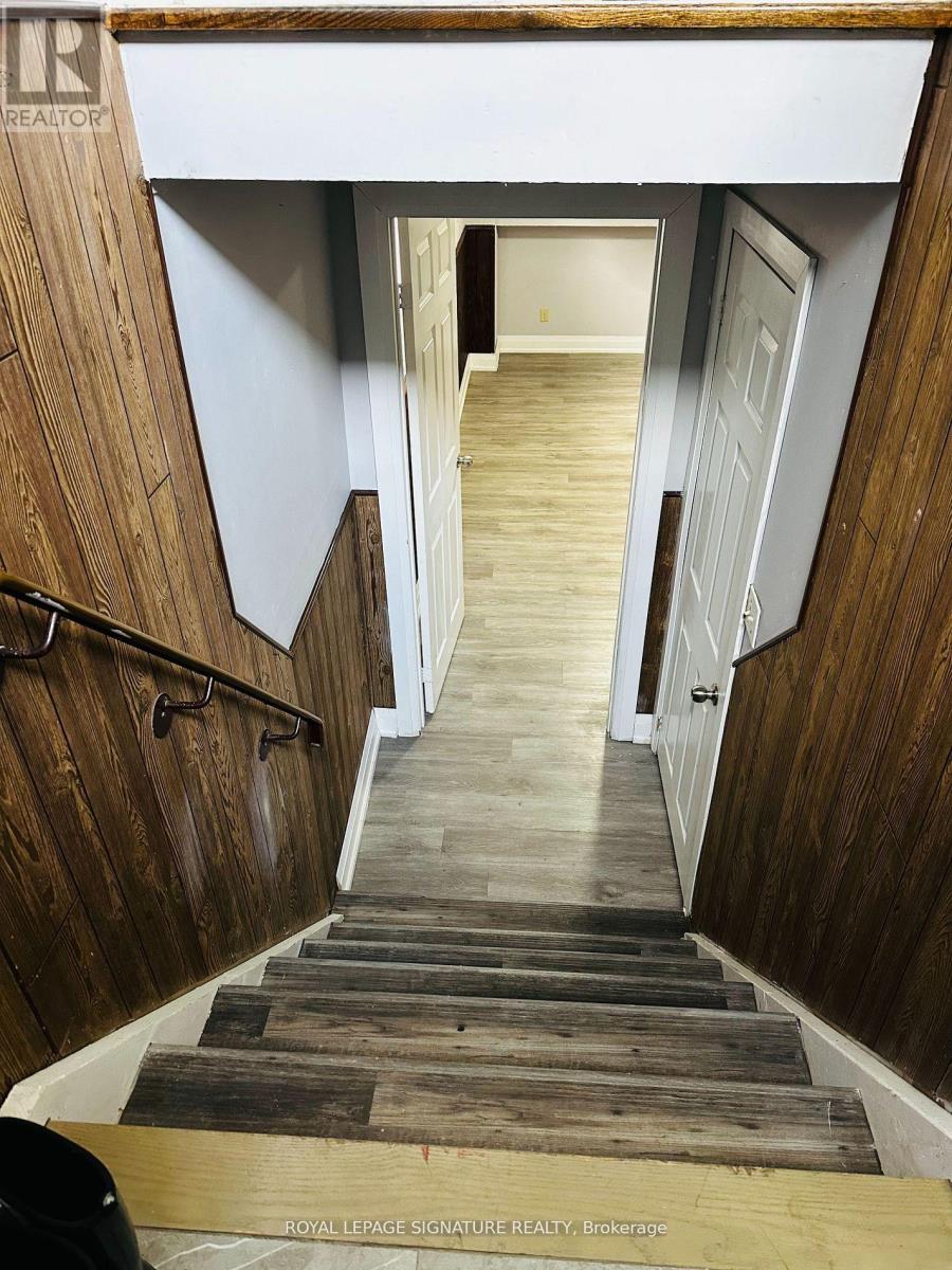 827 Stainton Drive, Mississauga, Ontario  L5C 1G2 - Photo 2 - W12833054