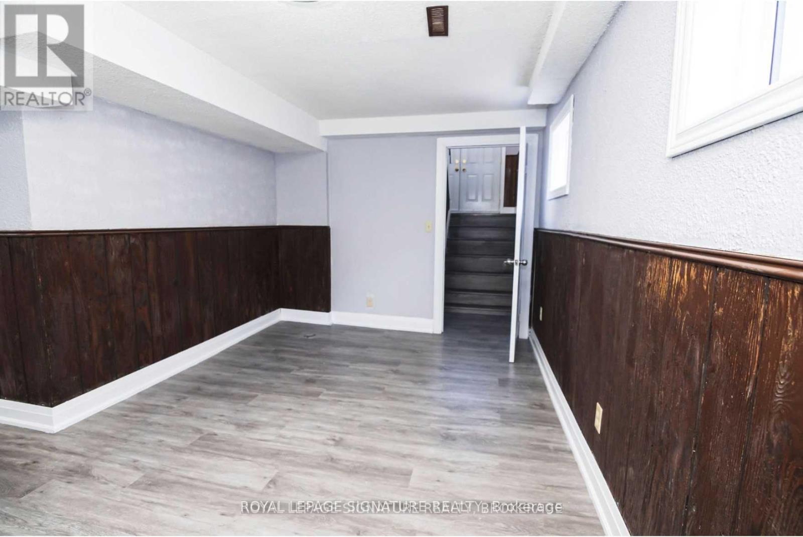 827 Stainton Drive, Mississauga, Ontario  L5C 1G2 - Photo 3 - W12833054