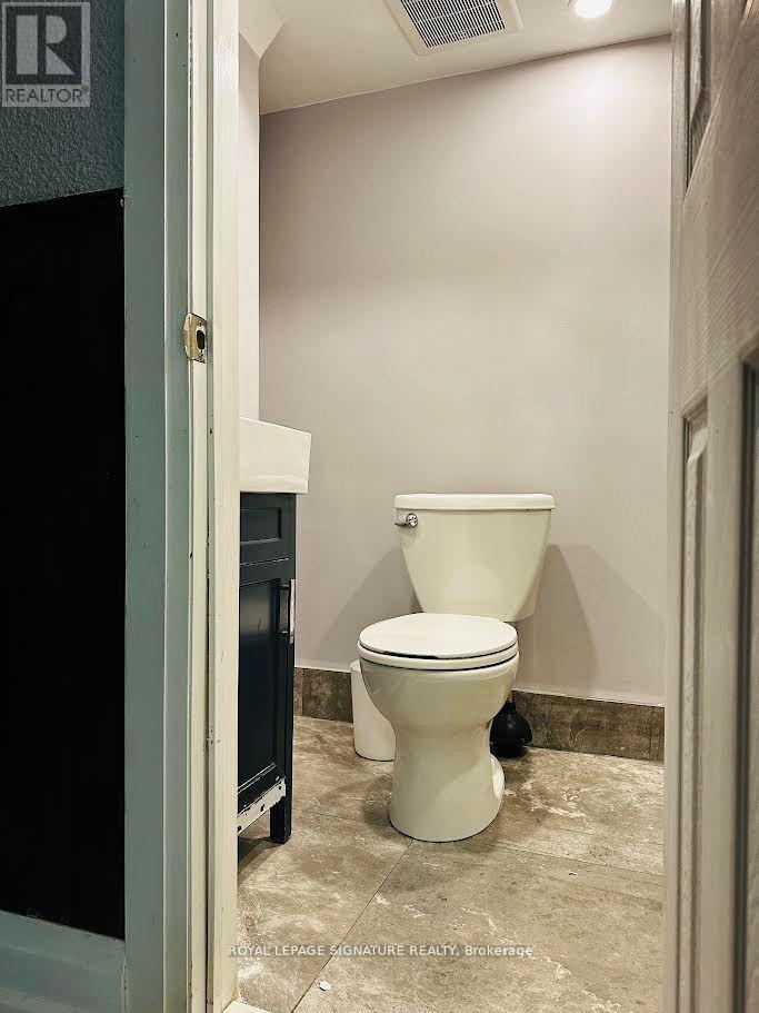 827 Stainton Drive, Mississauga, Ontario  L5C 1G2 - Photo 5 - W12833054