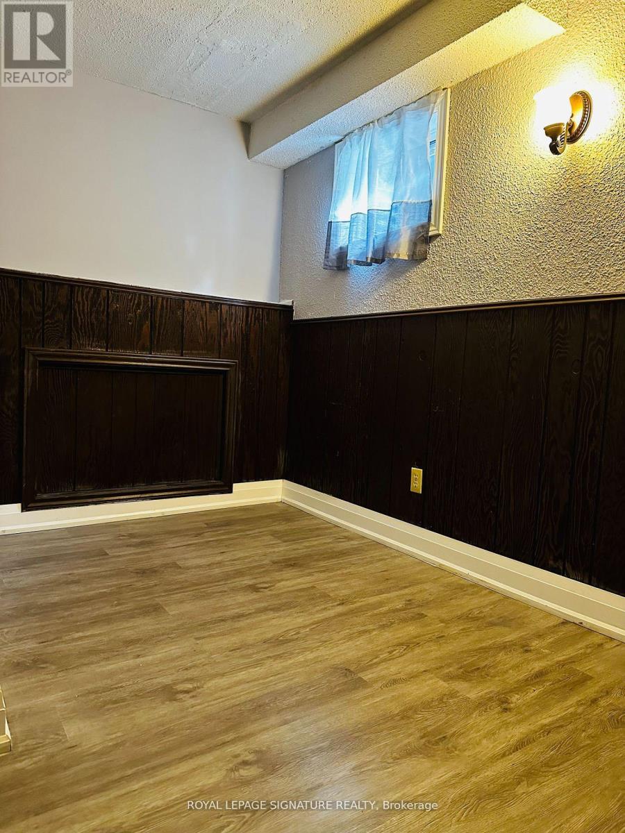 827 Stainton Drive, Mississauga, Ontario  L5C 1G2 - Photo 9 - W12833054