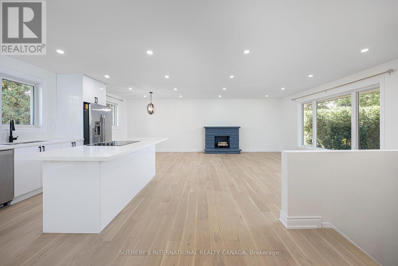 239 Walden Drive, Burlington, Ontario  L7N 2A7 - Photo 2 - W12833212