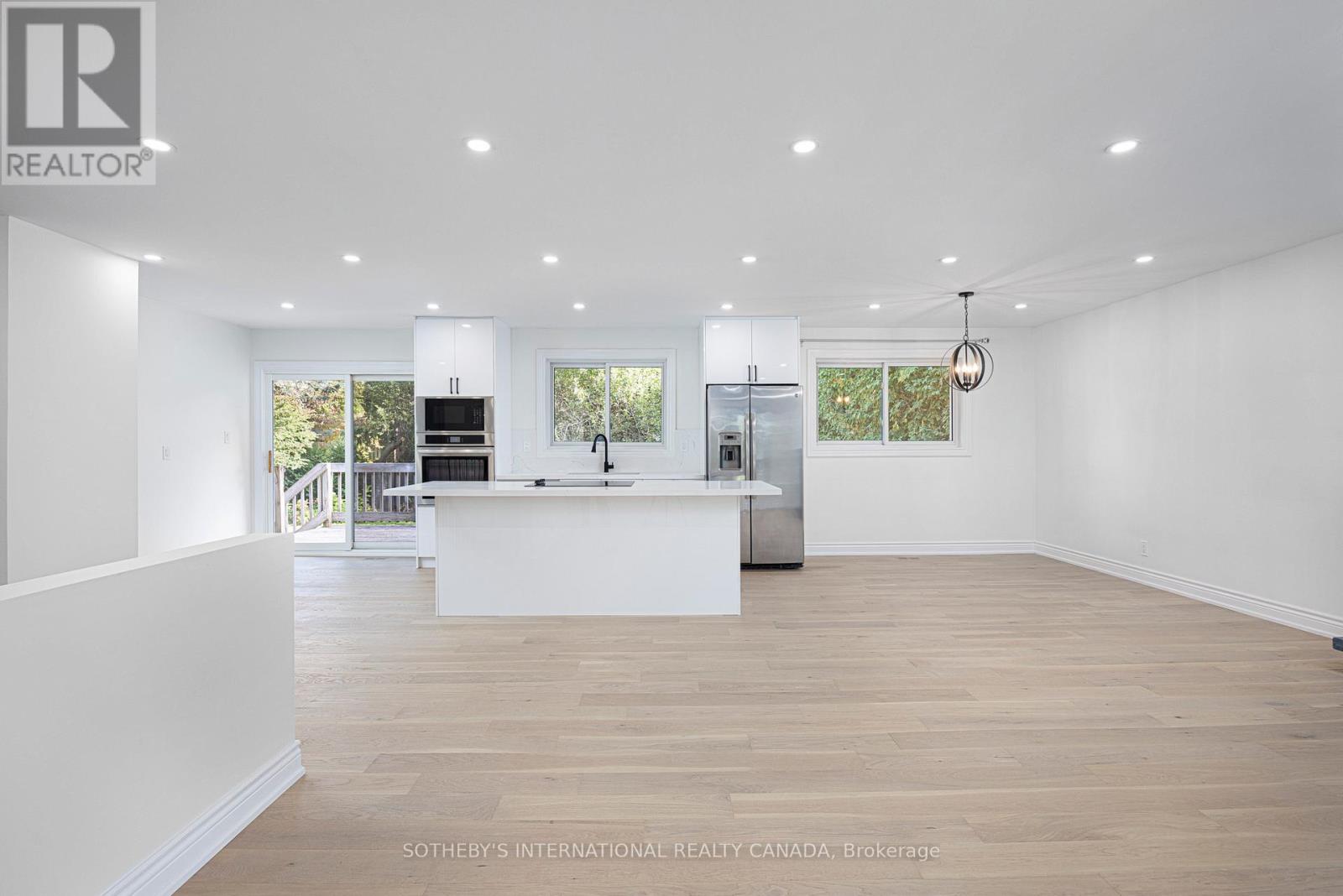 239 Walden Drive, Burlington, Ontario  L7N 2A7 - Photo 3 - W12833212