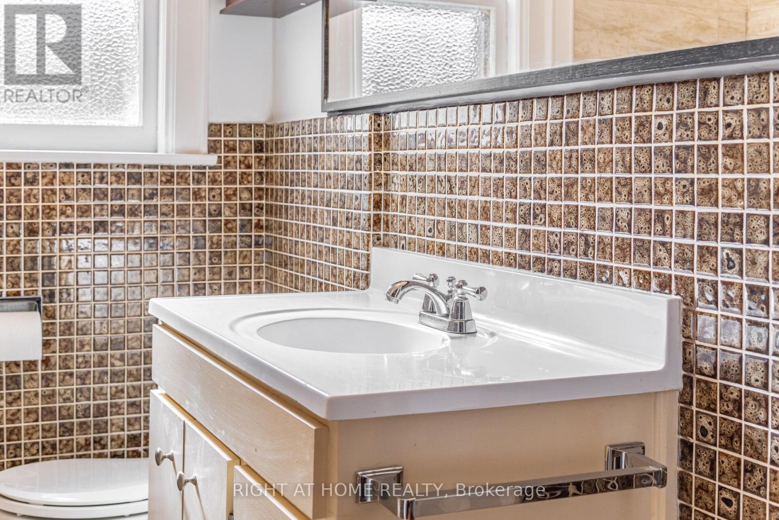 11 Little Avenue, Toronto, Ontario  M9N 1K3 - Photo 19 - W12833220