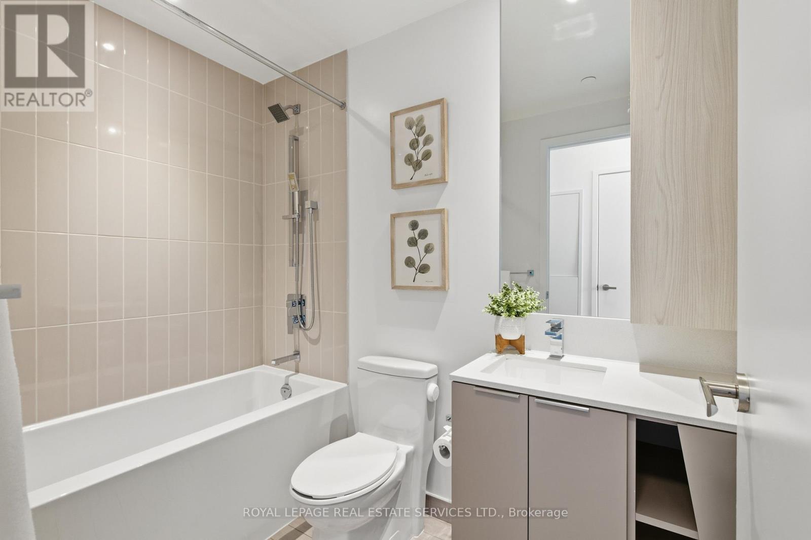 1811 - 3900 Confederation Parkway, Mississauga, Ontario  L5B 0M3 - Photo 17 - W12833236