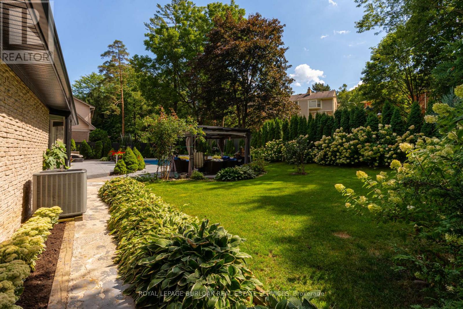 28 Stonegate Drive, Hamilton, Ontario  L9G 3R7 - Photo 5 - X12832932