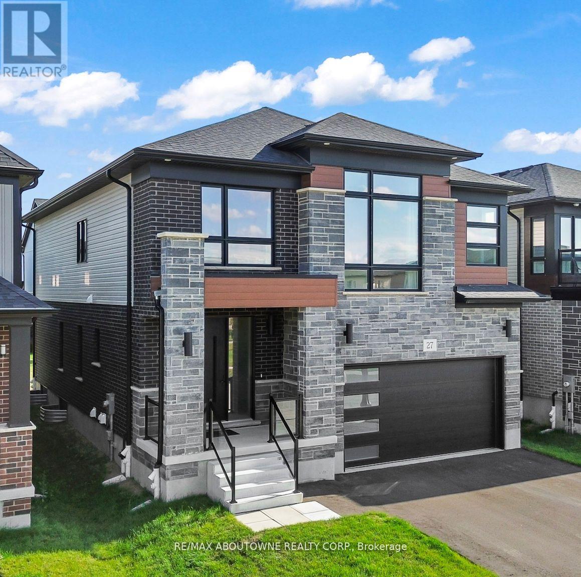 27 Jacob Detweiller Drive, Kitchener, Ontario  N2P 0K7 - Photo 2 - X12833056