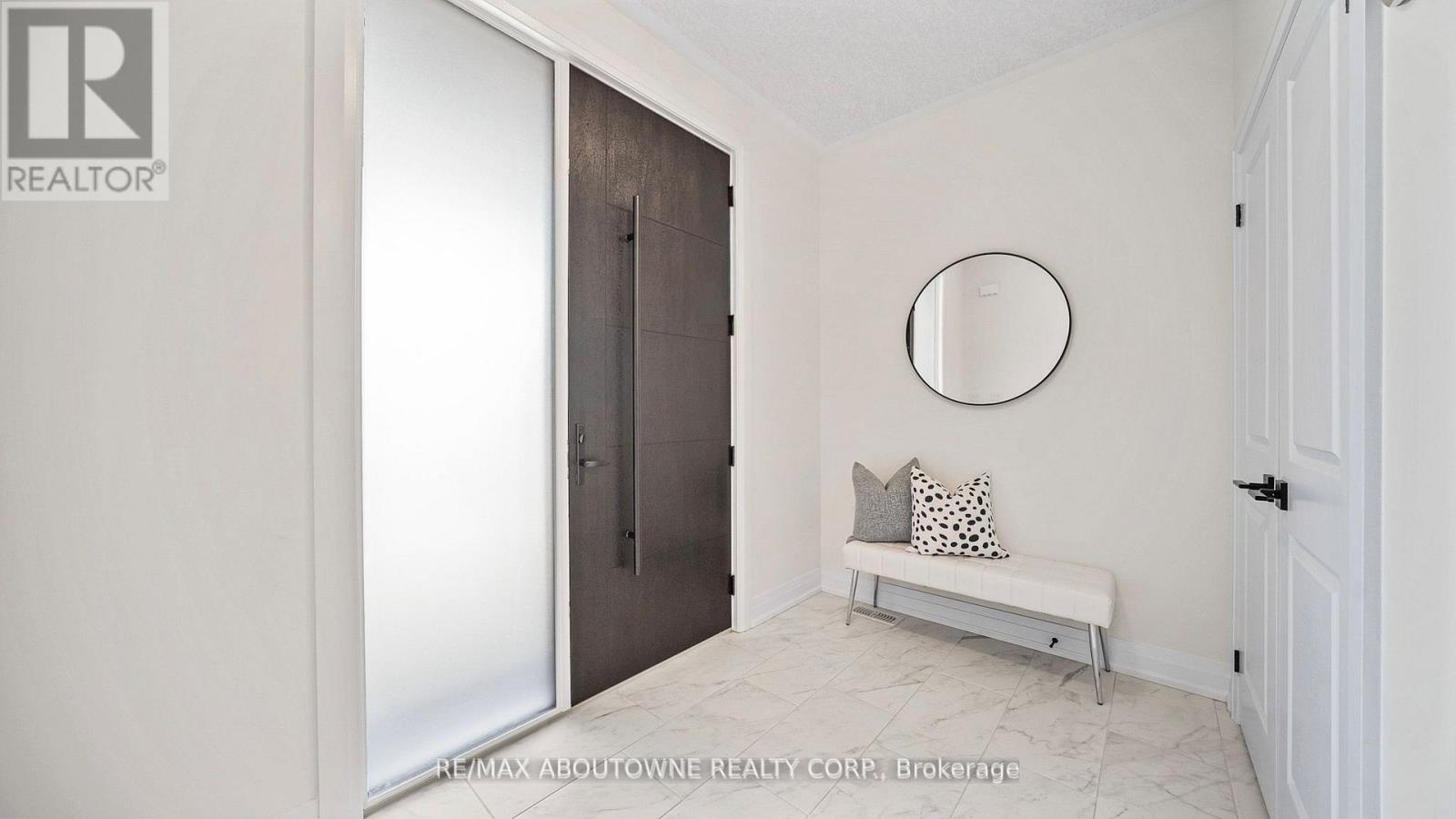 27 Jacob Detweiller Drive, Kitchener, Ontario  N2P 0K7 - Photo 3 - X12833056