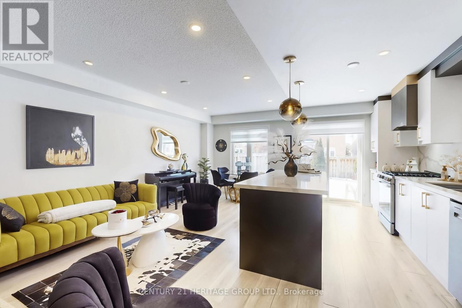 58 Russel Drive, Bradford West Gwillimbury, Ontario  L3Z 0M9 - Photo 2 - N12825090