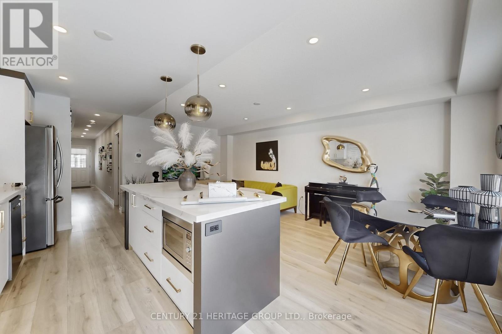 58 Russel Drive, Bradford West Gwillimbury, Ontario  L3Z 0M9 - Photo 8 - N12825090