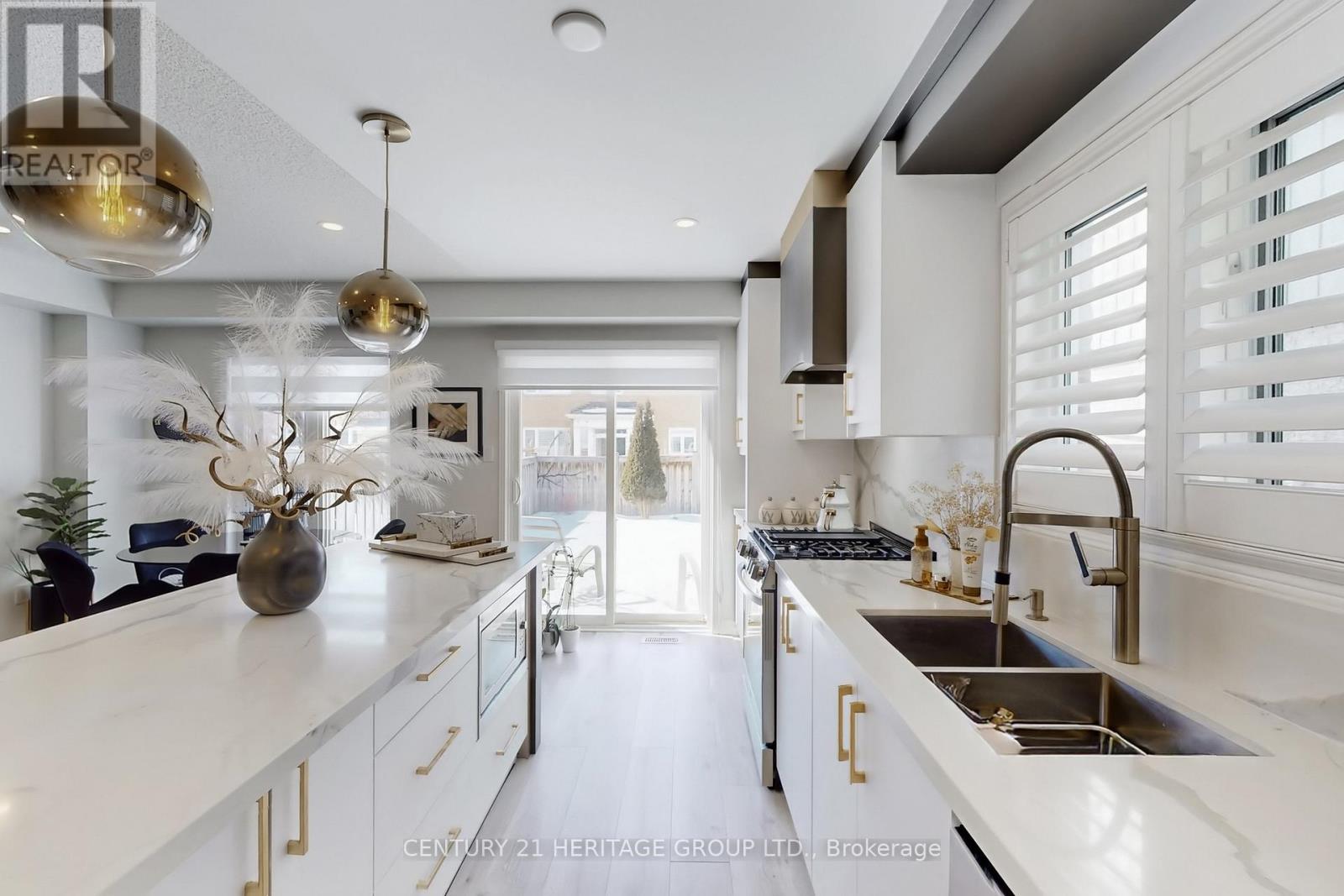 58 Russel Drive, Bradford West Gwillimbury, Ontario  L3Z 0M9 - Photo 9 - N12825090