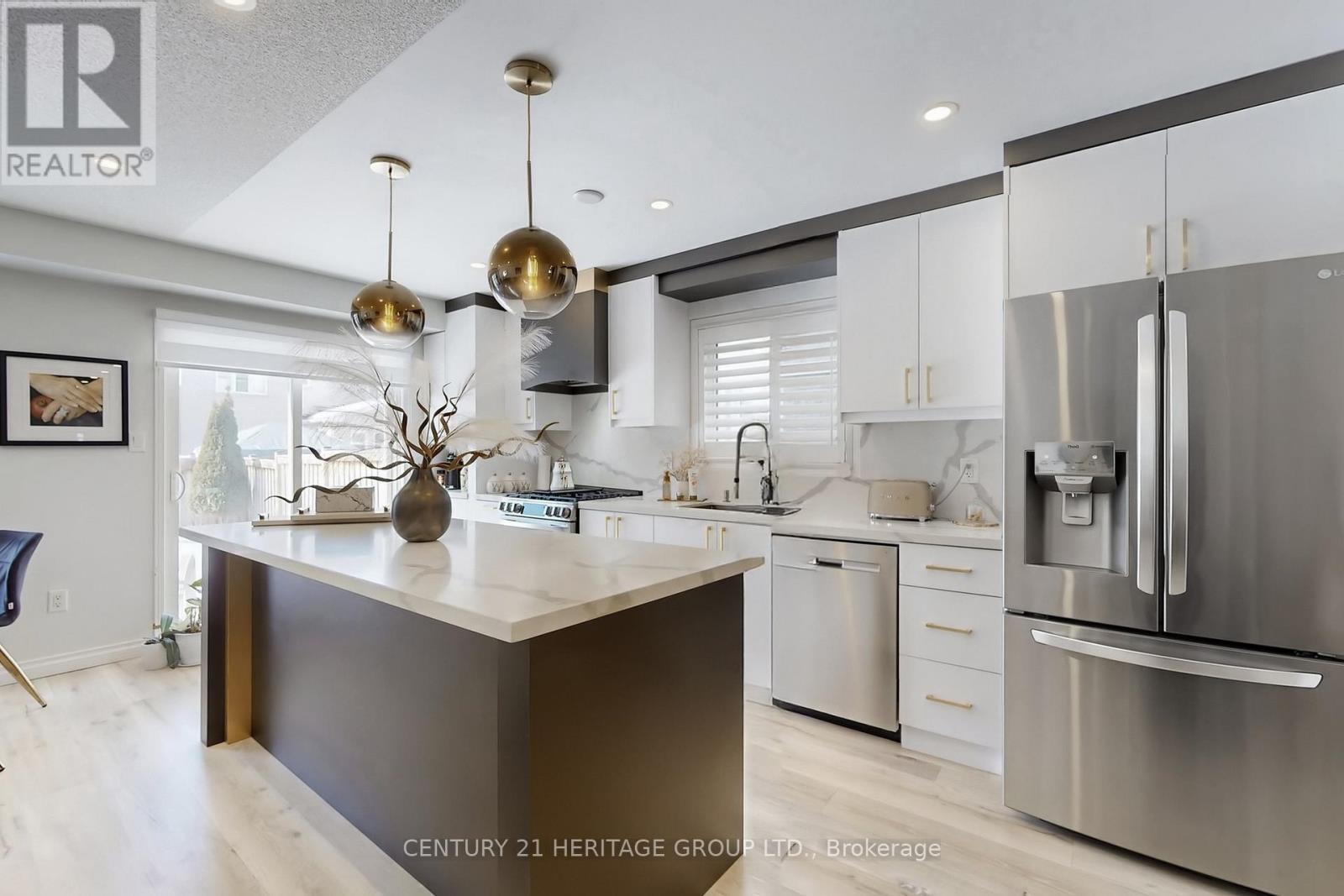 58 Russel Drive, Bradford West Gwillimbury, Ontario  L3Z 0M9 - Photo 7 - N12825090