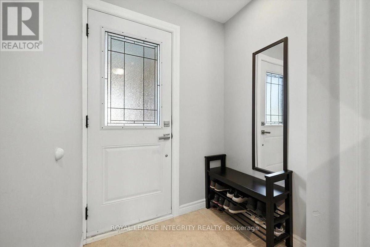 1097 Moselle Crescent, Ottawa, Ontario  K1C 2S8 - Photo 4 - X12833352