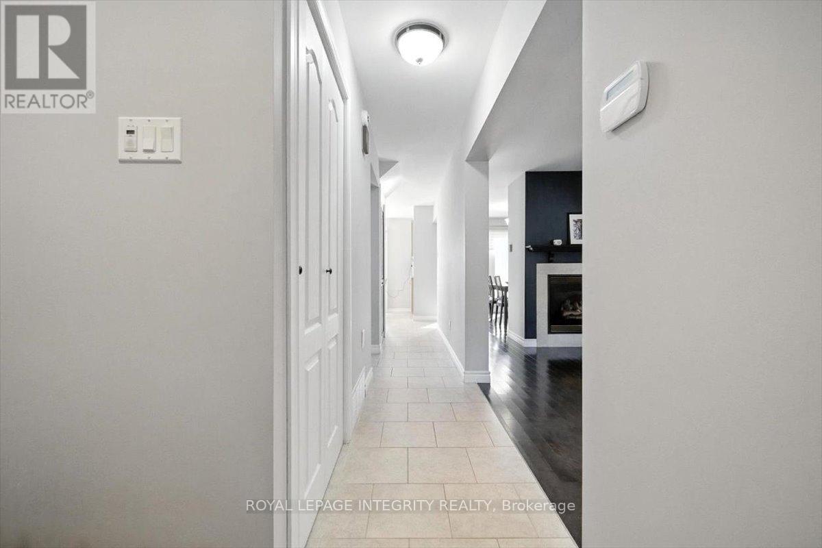 1097 Moselle Crescent, Ottawa, Ontario  K1C 2S8 - Photo 5 - X12833352