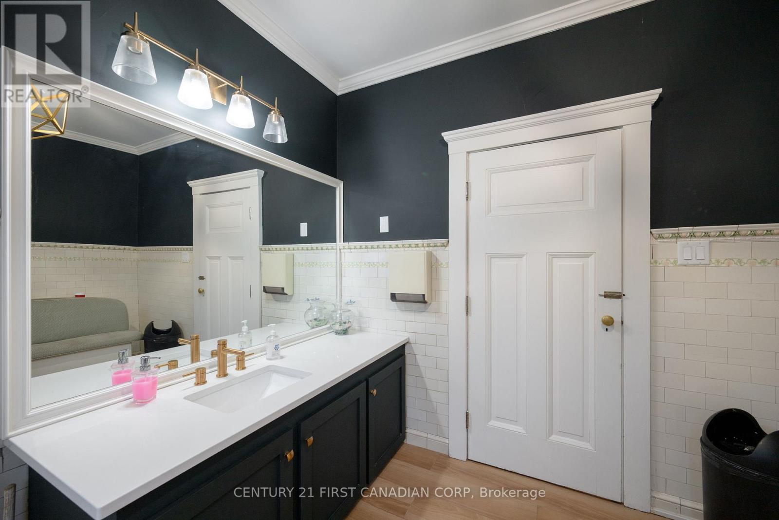 2 - 400 Queens Avenue, London East, Ontario  N6B 1X9 - Photo 14 - X12833404