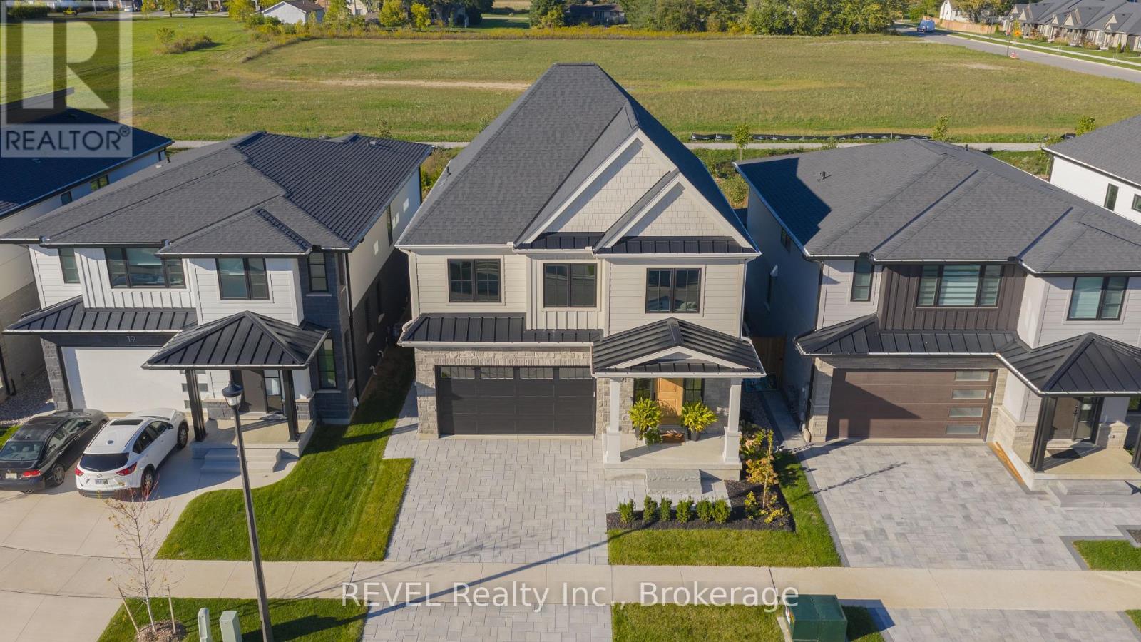 21 Arsenault Crescent, Pelham (Fonthill), Ontario  L0S 1E1 - Photo 2 - X12833436