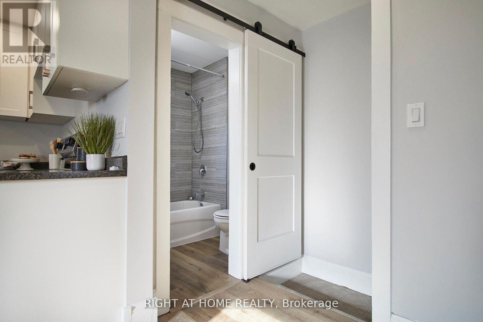 Upper - 124 Agnes Street, Oshawa, Ontario  L1G 1V4 - Photo 12 - E12833330