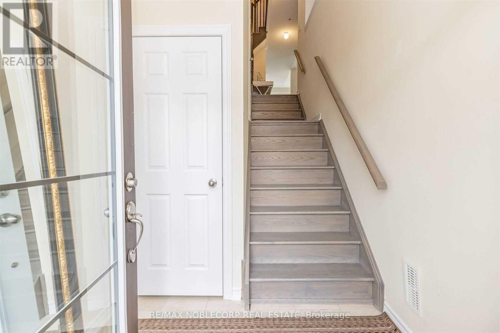 144 Sunset Terrace, Vaughan, Ontario  L4L 1A6 - Photo 3 - N12833306