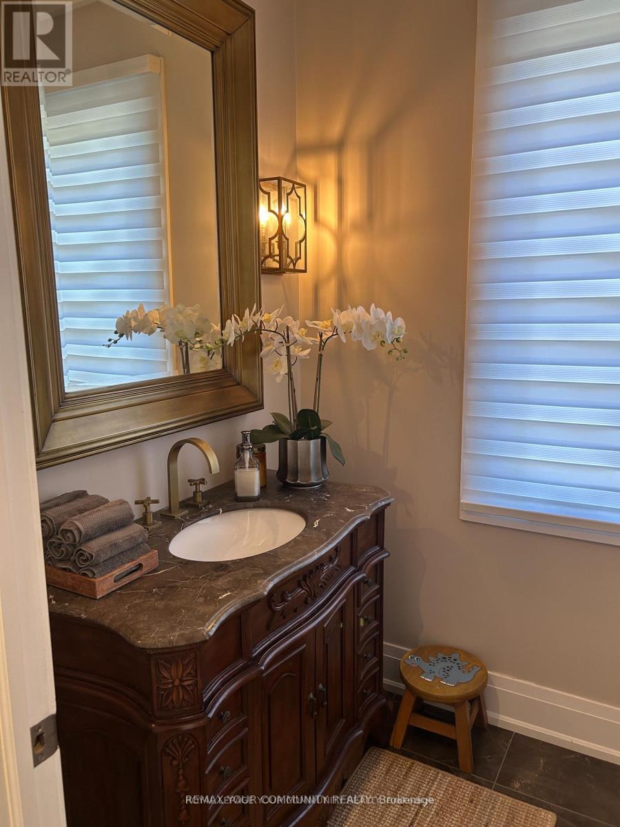 18 Theobalds Circle, Richmond Hill, Ontario  L4C 9C7 - Photo 12 - N12833464