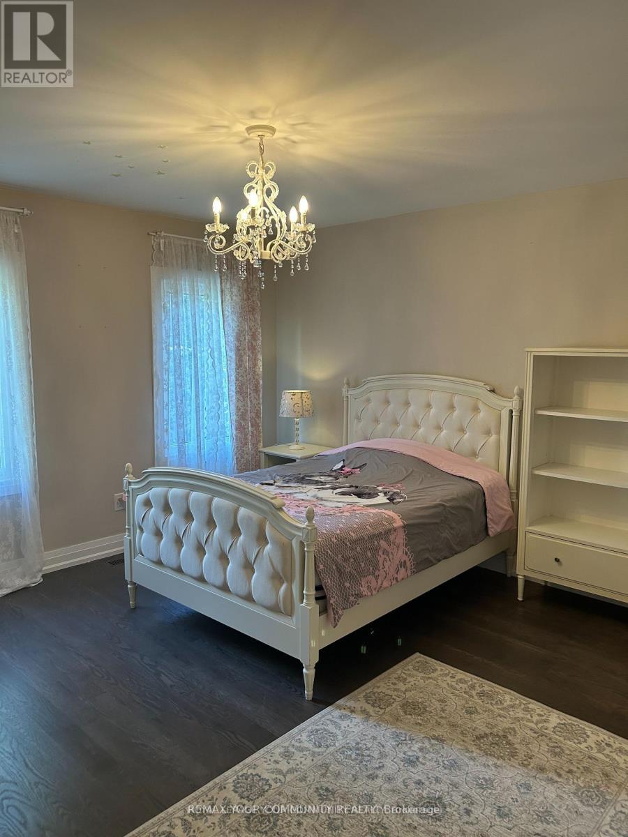 18 Theobalds Circle, Richmond Hill, Ontario  L4C 9C7 - Photo 13 - N12833464