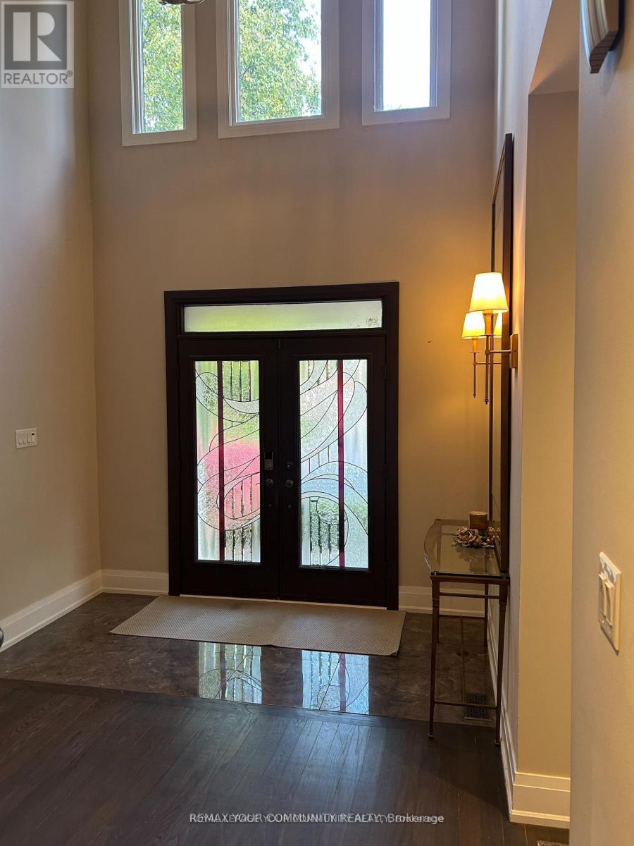 18 Theobalds Circle, Richmond Hill, Ontario  L4C 9C7 - Photo 2 - N12833464