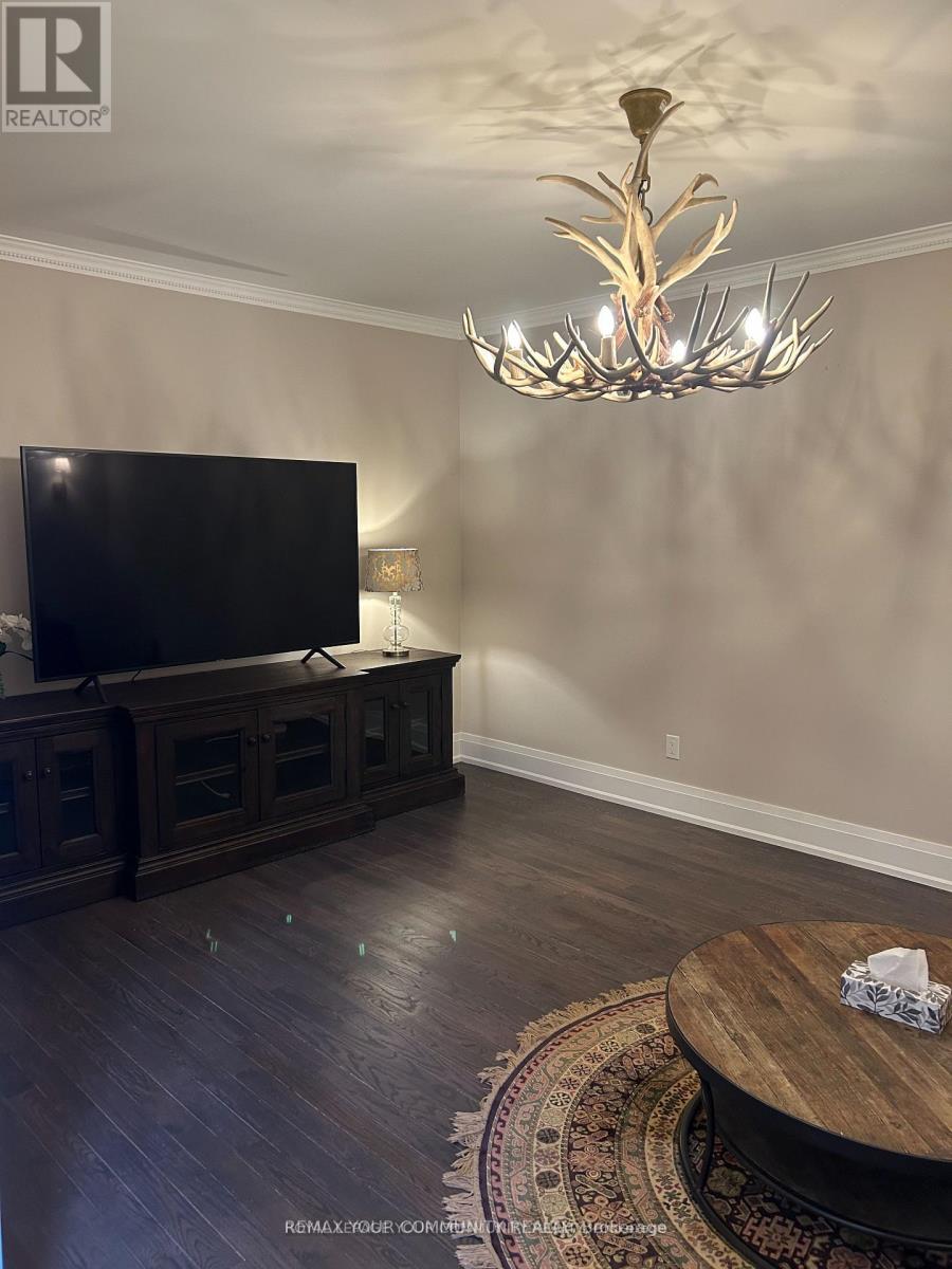 18 Theobalds Circle, Richmond Hill, Ontario  L4C 9C7 - Photo 3 - N12833464