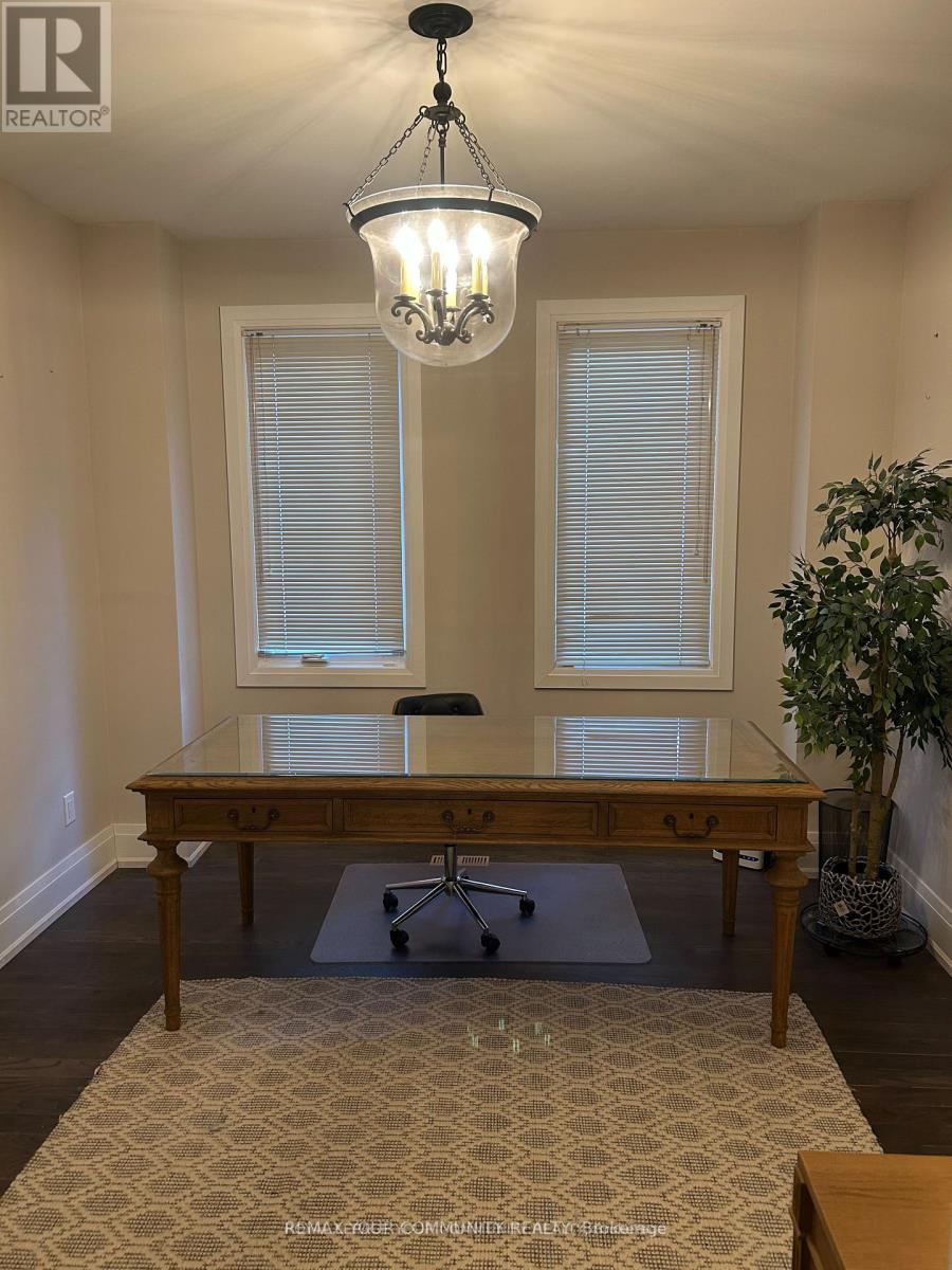 18 Theobalds Circle, Richmond Hill, Ontario  L4C 9C7 - Photo 6 - N12833464