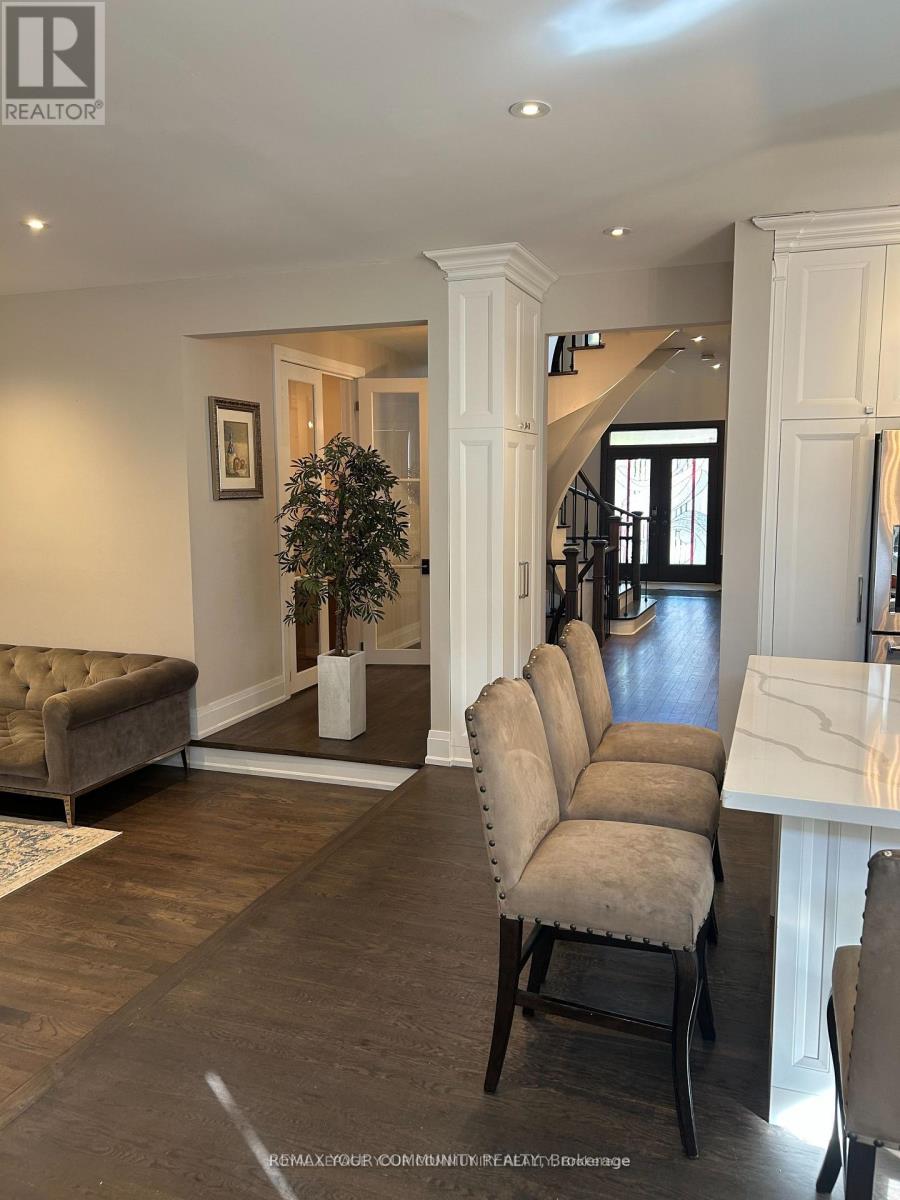 18 Theobalds Circle, Richmond Hill, Ontario  L4C 9C7 - Photo 9 - N12833464