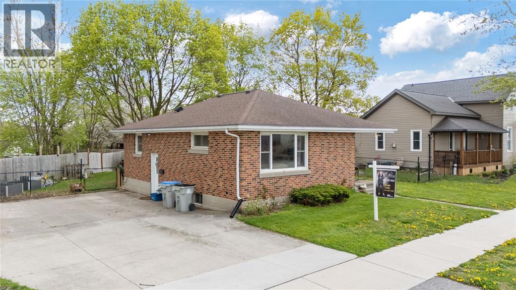 19 Broadway Street, Lambton Shores, Ontario  N0N 1J0 - Photo 3 - 26003814