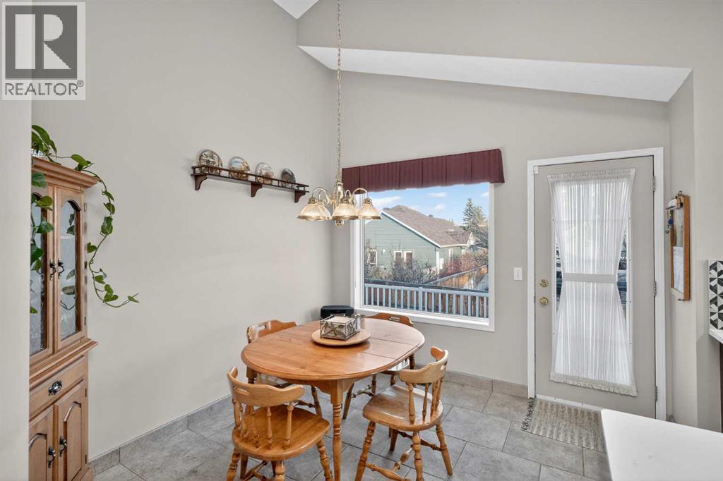 150 Somerset Close Sw, Calgary, Alberta  T2Y 3C4 - Photo 5 - A2289061