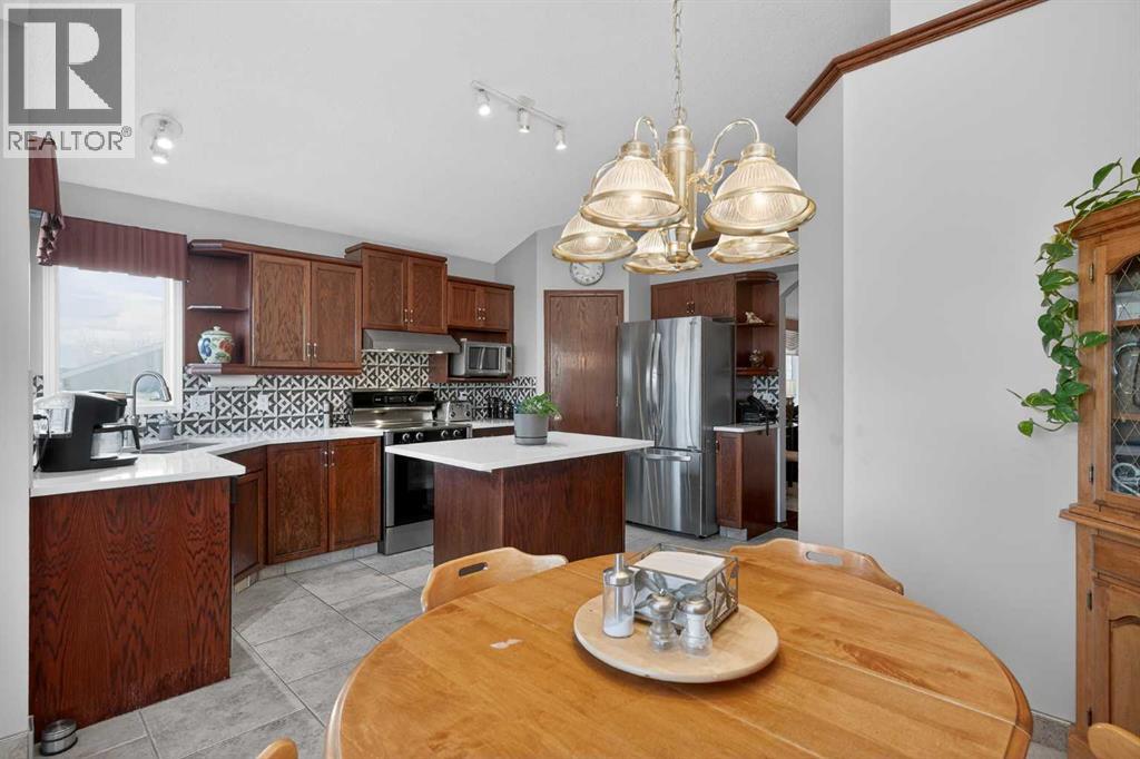 150 Somerset Close Sw, Calgary, Alberta  T2Y 3C4 - Photo 6 - A2289061