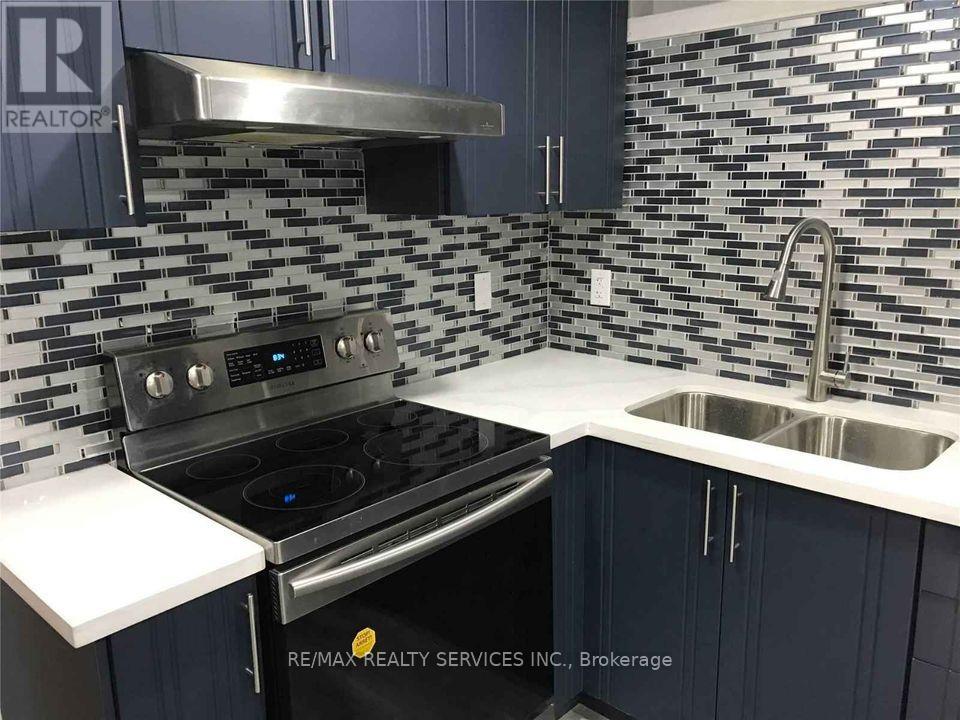 163 Cresthaven Road, Brampton, Ontario  L7A 1H5 - Photo 2 - W12833382