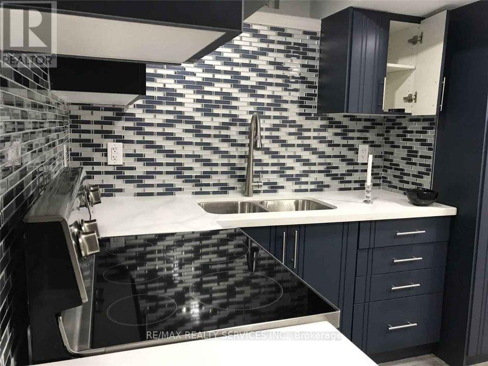 163 Cresthaven Road, Brampton, Ontario  L7A 1H5 - Photo 3 - W12833382