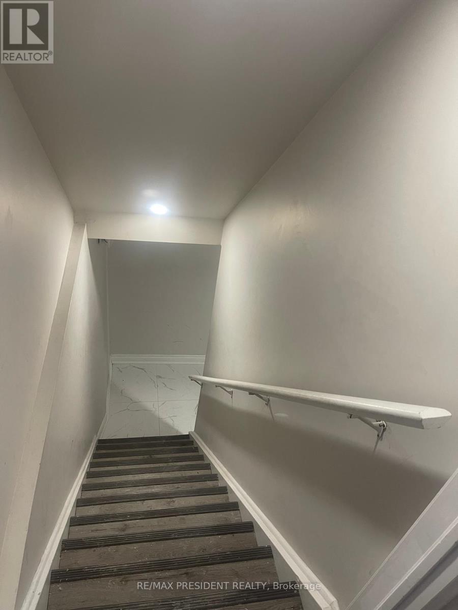 Lower Unit - 46 Old Cleeve Crescent, Brampton, Ontario  L7A 0T5 - Photo 3 - W12833432