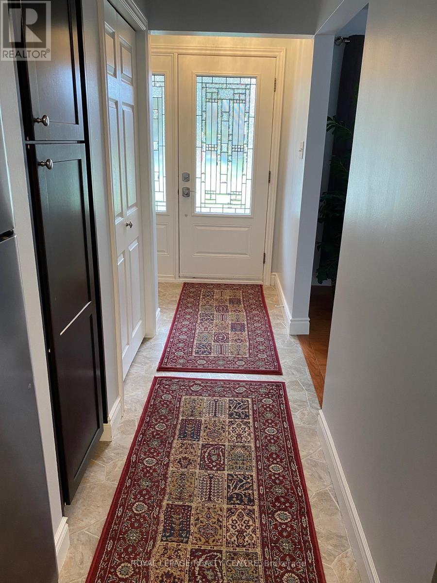 35 Aintree Crescent, Brampton, Ontario  L6T 2T2 - Photo 4 - W12833492