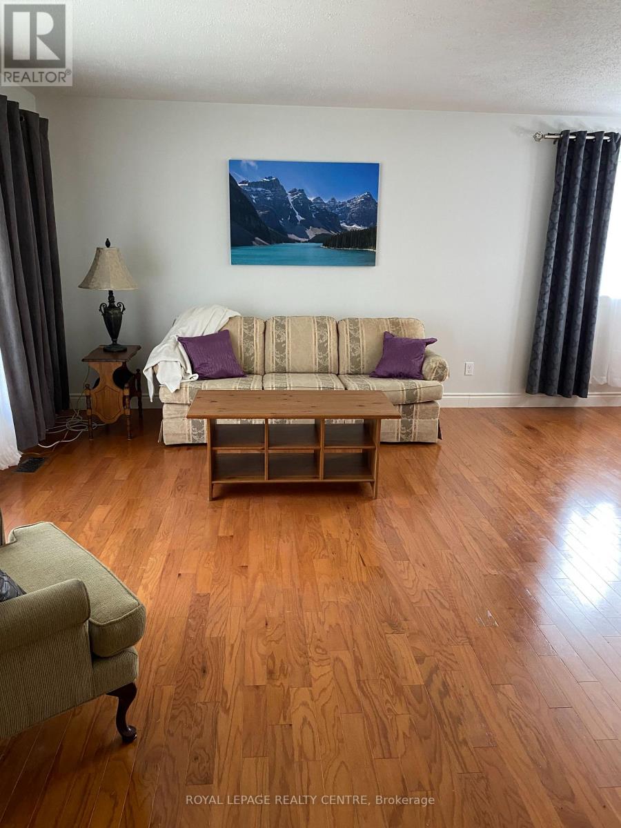 35 Aintree Crescent, Brampton, Ontario  L6T 2T2 - Photo 6 - W12833492