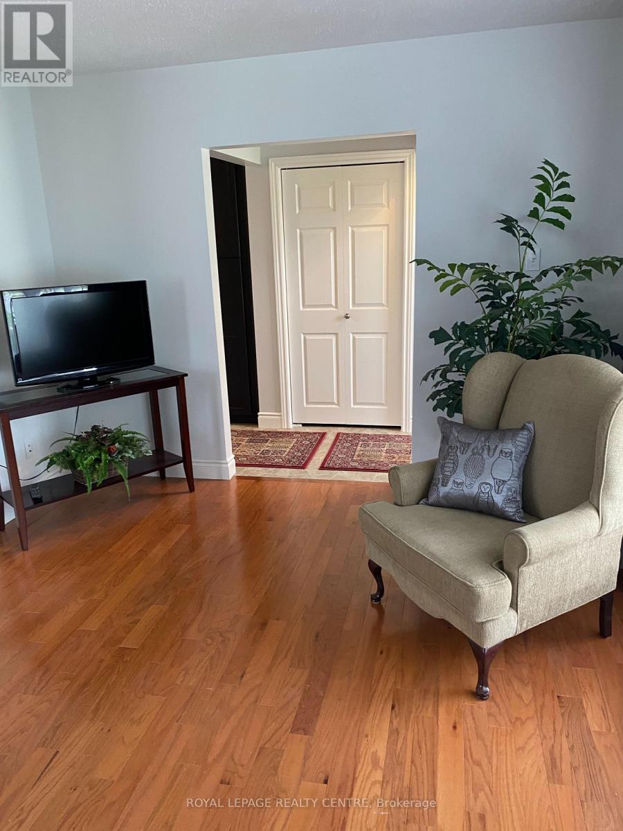 35 Aintree Crescent, Brampton, Ontario  L6T 2T2 - Photo 8 - W12833492