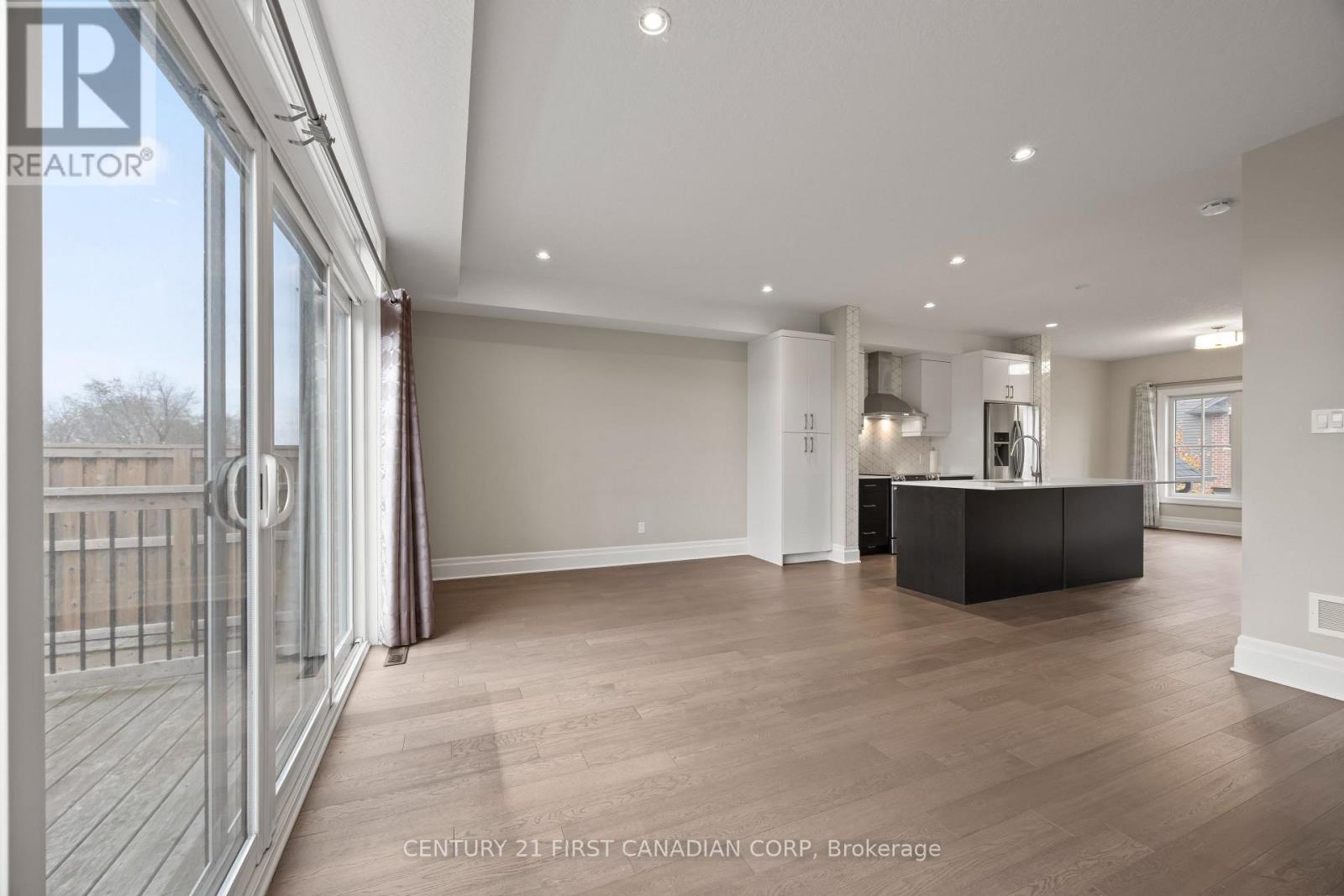 Photo 18 of 49 for 2 - 555 Sunningdale Road E