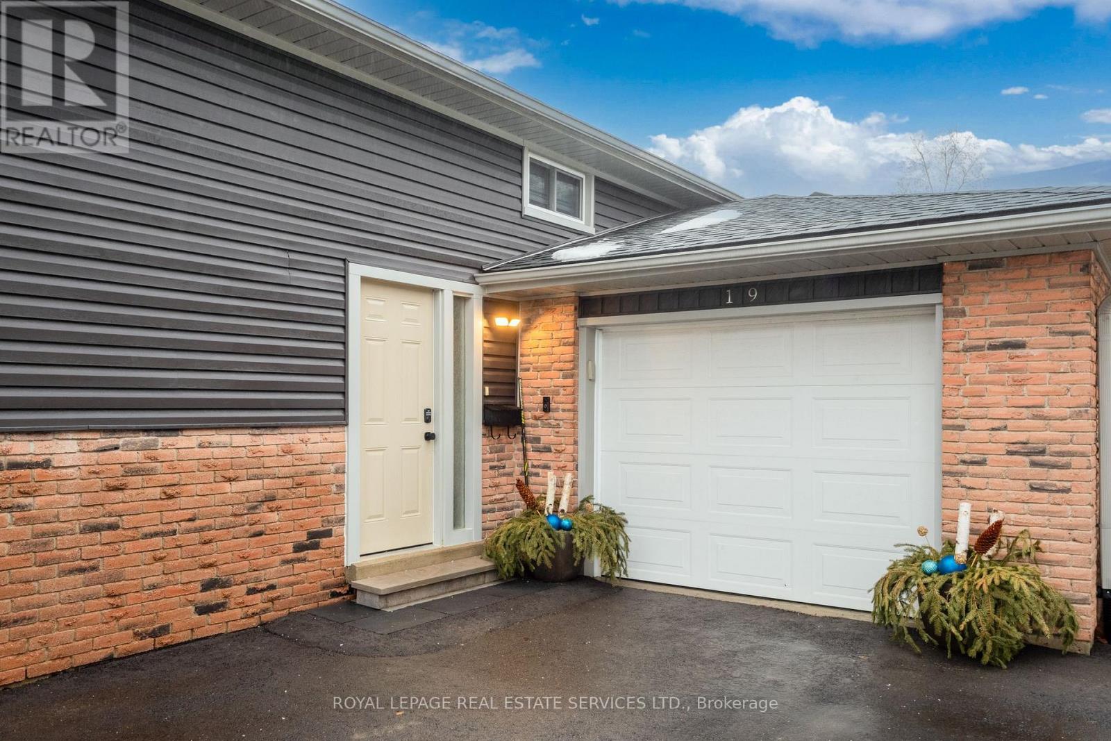 19 Southglen Road, Brant, Ontario  N3R 6Z8 - Photo 4 - X12833422