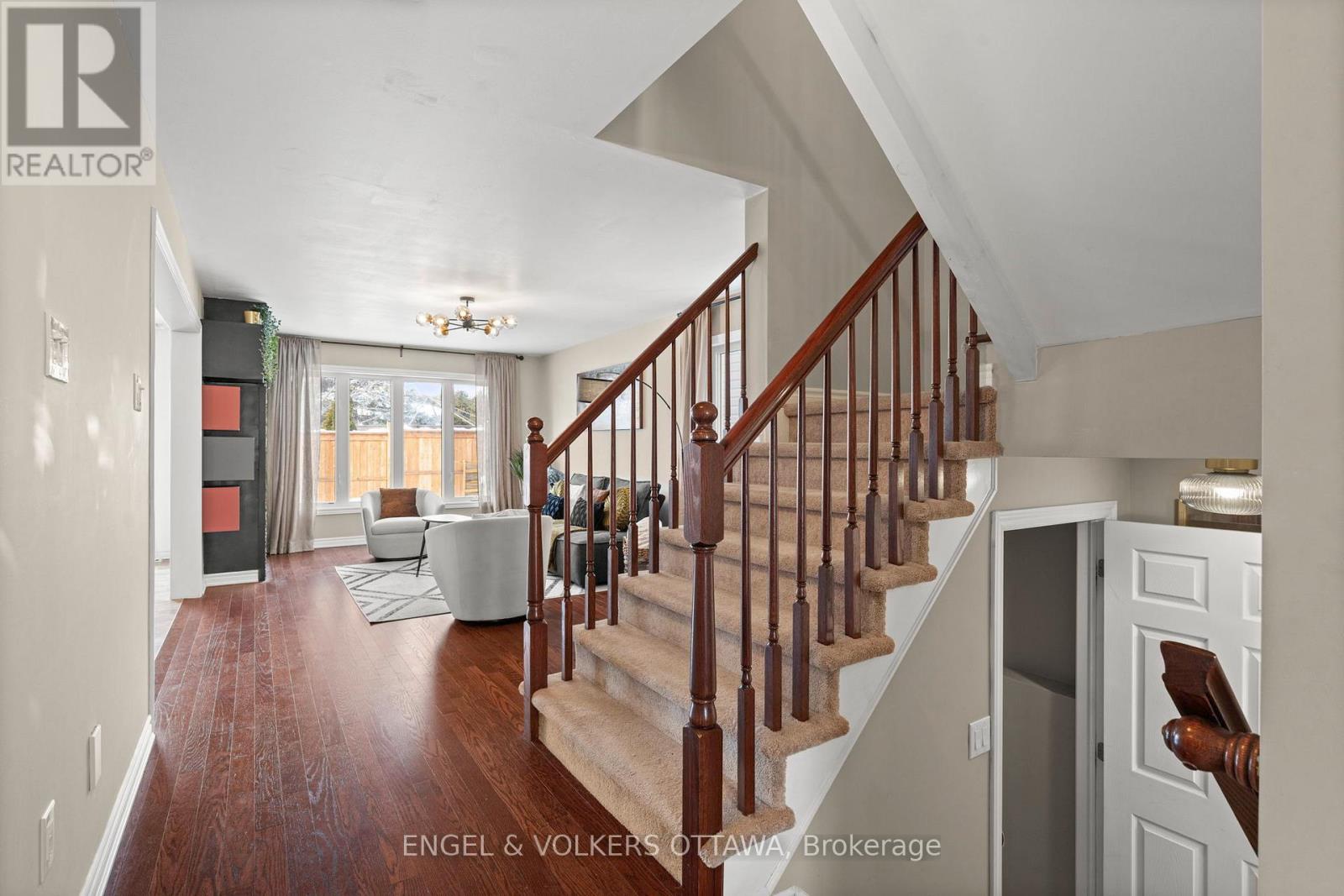 166 Lily Pond Street, Ottawa, Ontario  K2M 0J5 - Photo 4 - X12833414