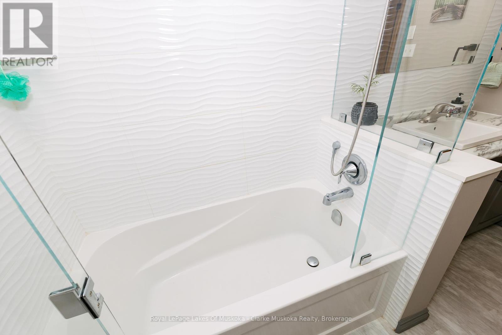 1157 Between Lakes Trail, Minden Hills, Ontario K0M 1J1 - Photo 30 - X12833578