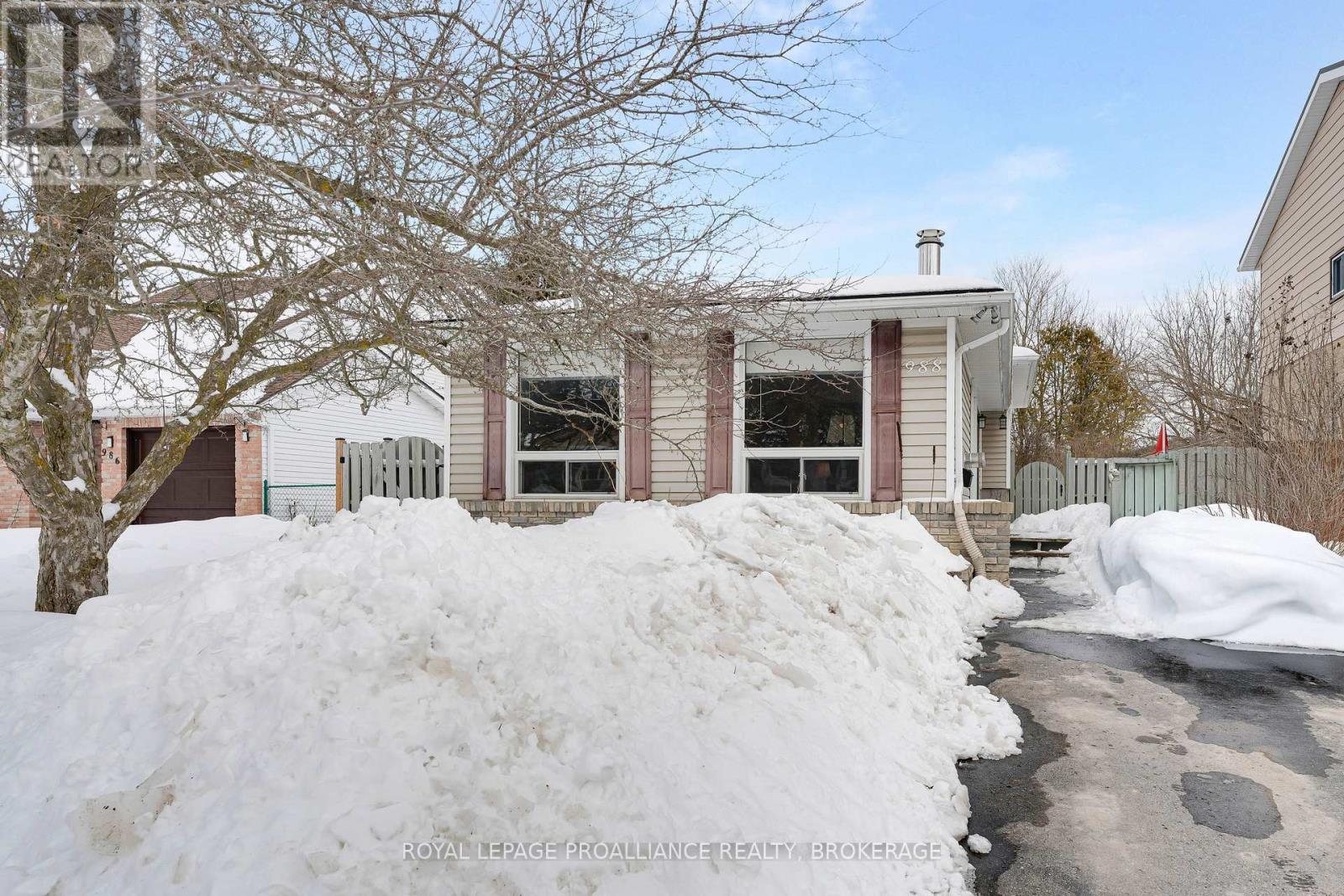 988 Pinewood Place, Kingston, Ontario K7P 1L5 - Photo 2 - X12833692