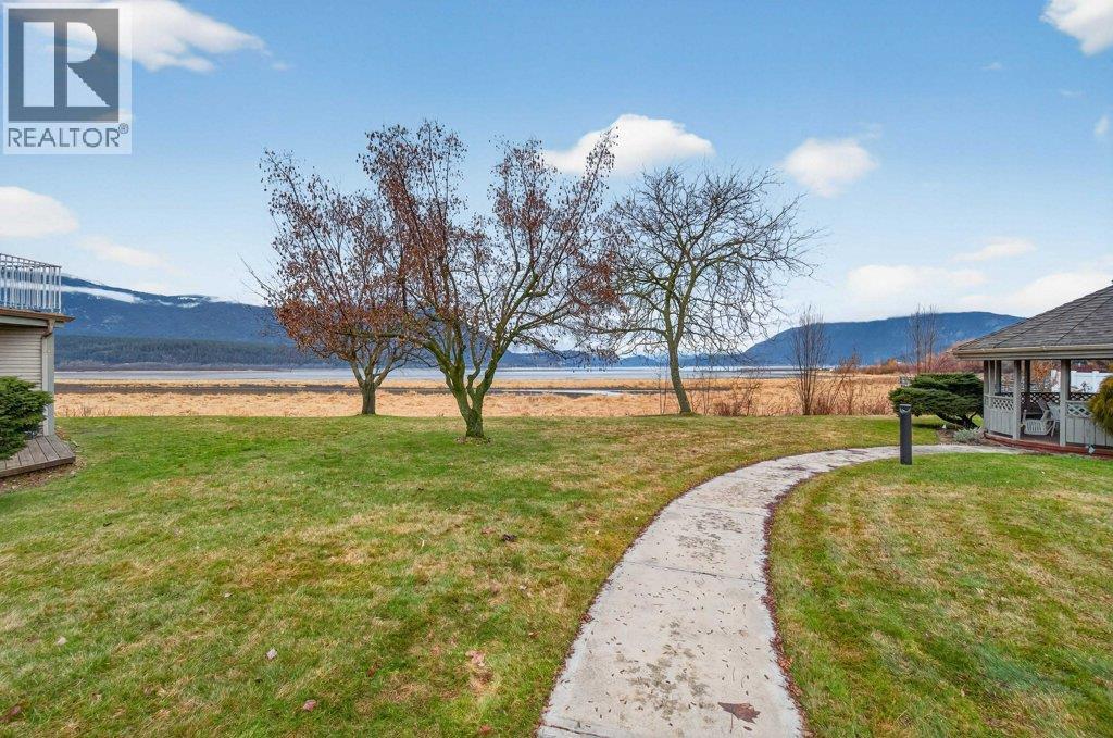111 Harbourfront Drive Nw Unit# 2, Salmon Arm, British Columbia V1E 1A3 - Photo 9 - 10374426