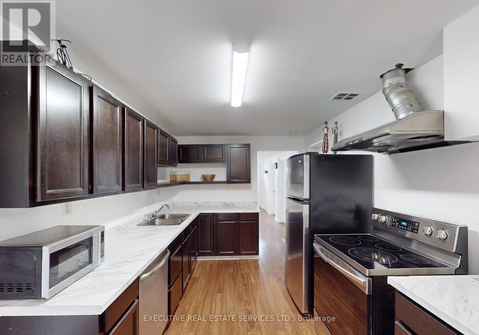 89 John Street, Brampton, Ontario  L6W 1Z4 - Photo 4 - W12731290