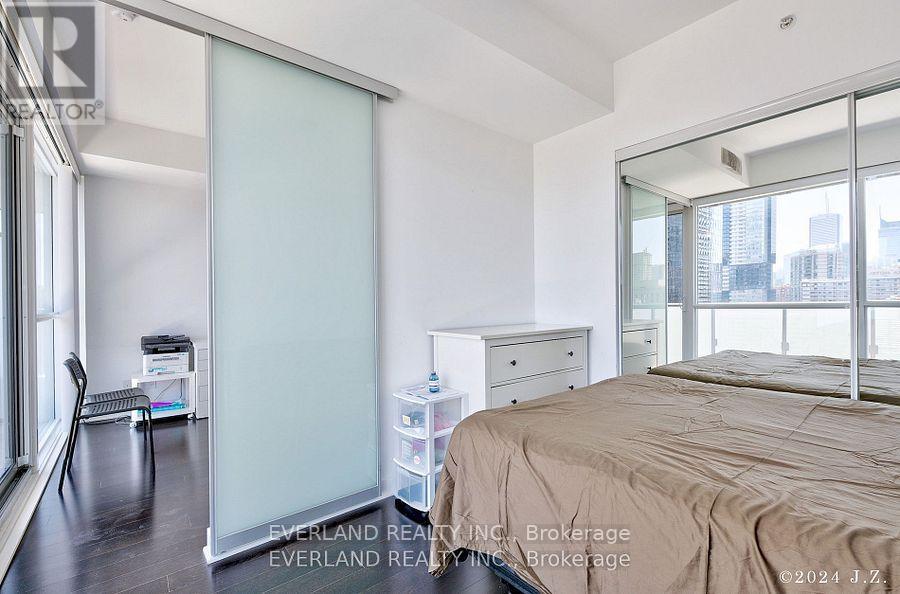 1702 - 15 Grenville Street, Toronto, Ontario  M4Y 0B9 - Photo 10 - C12833656