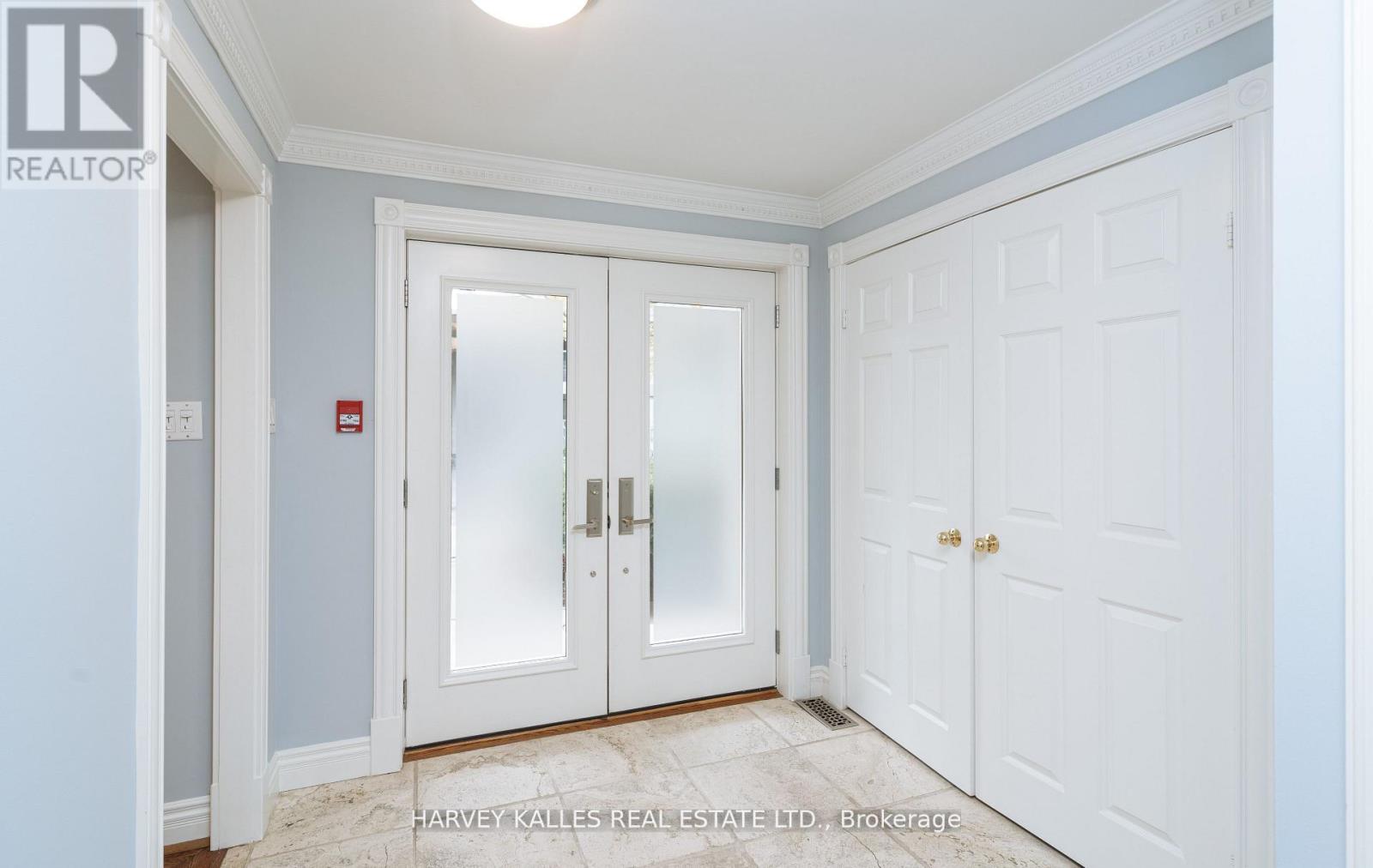 22 Lower Village Gate, Toronto, Ontario  M5P 3L7 - Photo 3 - C12833802